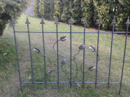 Zaun mit Rankblättern