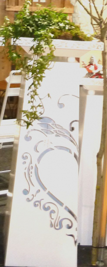 Säule Herz mit Schale H90, 30u.20o. pulverb.weiss