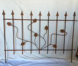 Zaun mit Rankblättern