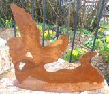 Metallengel liegend auf Platte H27, D35 cm